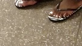 Hood chick feet in subway
