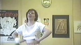 chica desnudandose en la oficina