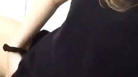 Rallige Schuelerin befingert sich!