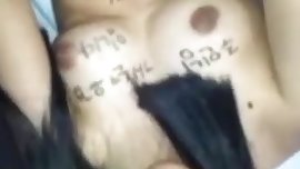 Elle branle sa chatte de pute avec des stylos