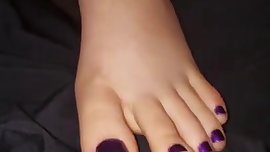 Minha irma mais nova se iniciando footjob com meu marido 2