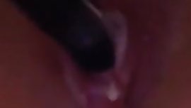 Elle se gode avec une brosse a cheveux