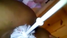 salope gwada se gode avec un balaie