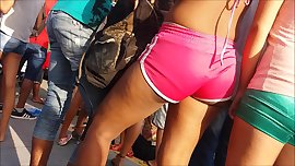 novinha com a polpa da bunda de fora