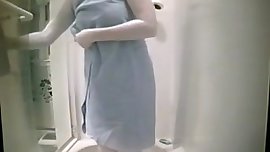 UNE BELLE A LA DOUCHE