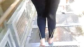 siguiendo culo en leggins 5