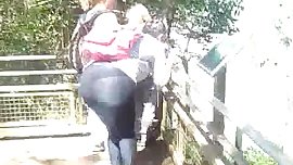 siguiendo culo en leggins 9