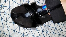 Meu marigo gozou Sandalia minha irma mais nova e ela calca