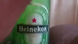 Elle aime bien les bouteilles d'Heineken