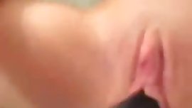 Ragazza si masturba con spazzola per capelli