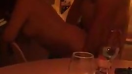 cogiendome de pie, que rica verga tiene mi amante