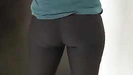 Minha irma de legging preto marcando calcinha