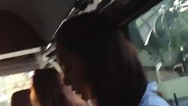 Jovensita estudiante medicina en el transporte bien rica