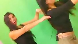 Moviendo el culito dos amiguitas conductoras