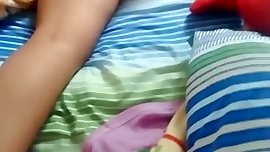 Minha irma deitada de shortinho curtinho