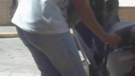 Novinha calcinha enfiada montando na Biz