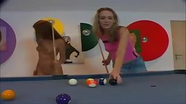 dos chicas apostando al billar