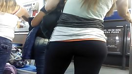 Terrible culo en calzas en el subte