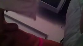 mi novia cambiandose