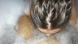 Tutto in gola nell'idromassaggio