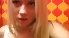 Teen rubs her slit on the toilet