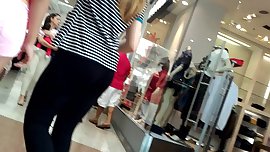 Novinha de short rosa no shopping