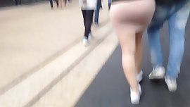 Big butt in tight skirt, culazo apretado de teen