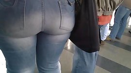 Gravando deliciosa e linda bunda grande jeans justo no metro