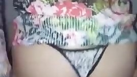 Filmando amiga novinha loira rebolando de fio dental