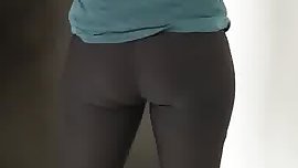 Minha irma de legging preto coladinho