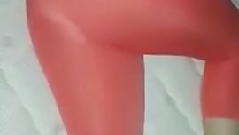 Minha irma de legging vermelha deitada mostrando fio preto 2