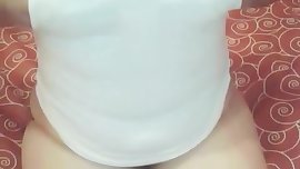 Minha irma se alisando de calcinha e camiseta sentada