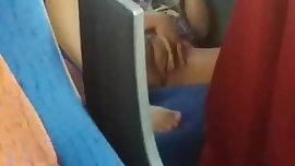 mexicana se pone cachonda en el bus y se masturba