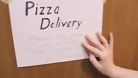 Please, la pizza en mi baño. (puerta abierta)