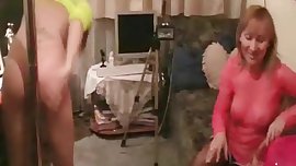 Mutter und Tochter üben Tabeldancing